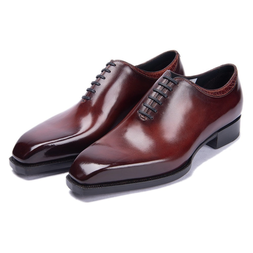 <p>Cut with fluid elegance, this silhouette glides through the evening with quiet confidence and an unmistakable sense of allure. Every movement reveals a refined presence that lingers long after the moment has passed.</p>