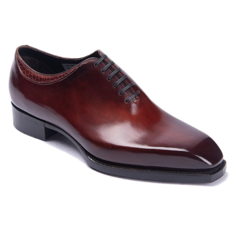 <p>Cut with fluid elegance, this silhouette glides through the evening with quiet confidence and an unmistakable sense of allure. Every movement reveals a refined presence that lingers long after the moment has passed.</p>