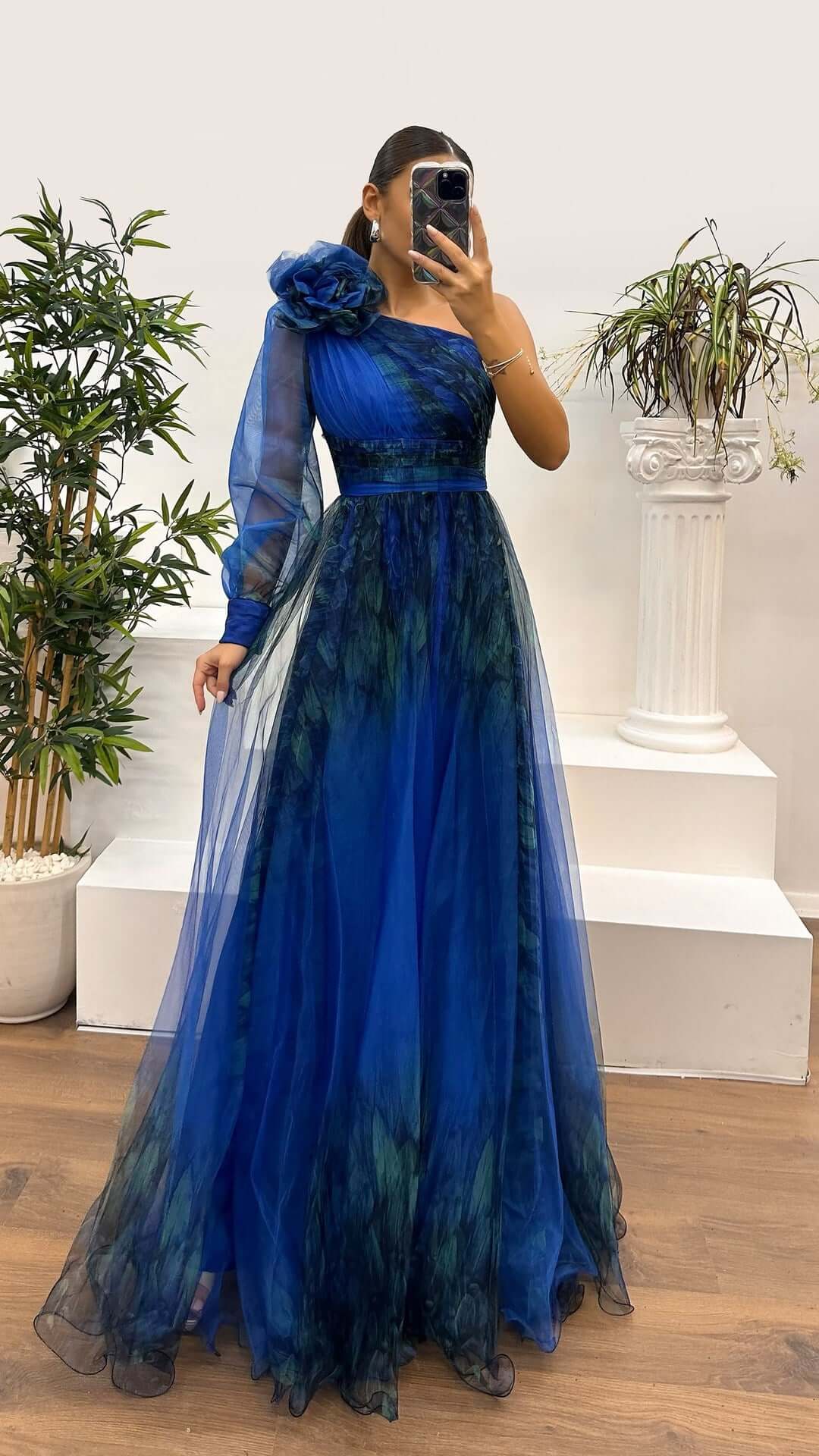 <p>Cut with fluid elegance, this silhouette glides through the evening with quiet confidence and an unmistakable sense of allure. Every movement reveals a refined presence that lingers long after the moment has passed.</p>