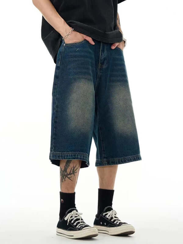 Men's blue cropped pants with a casual street style, featuring a loose fit and knee-length design.